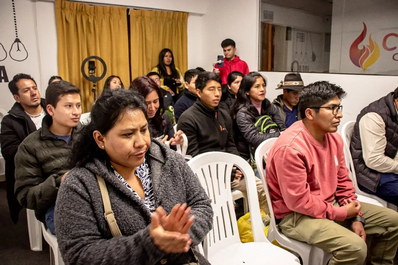 Asistentes al taller SEO para turismo en el auditorio de Cusco Creativos
