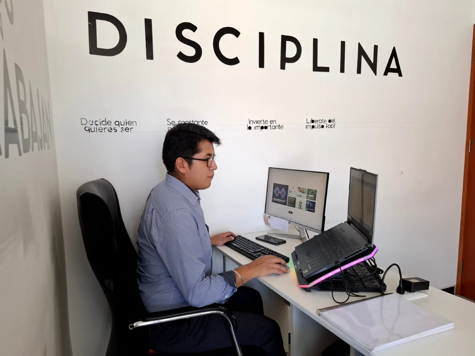 Desarrollador de Cusco Creativos trabajando en el soporte de una web en la oficina de Cusco