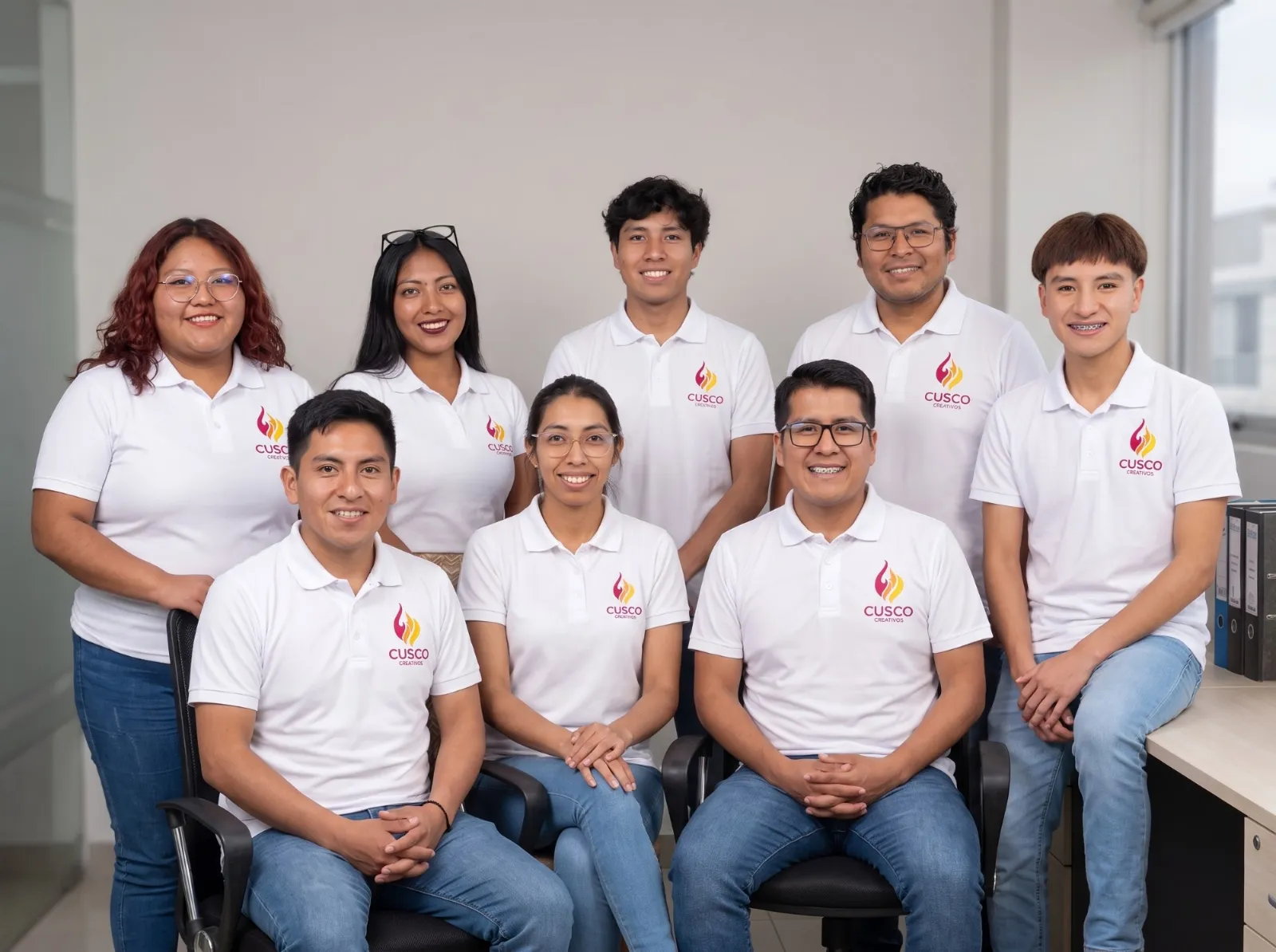 Equipo de Cusco Creativos, agencia de diseño web y SEO, en su oficina de Cusco