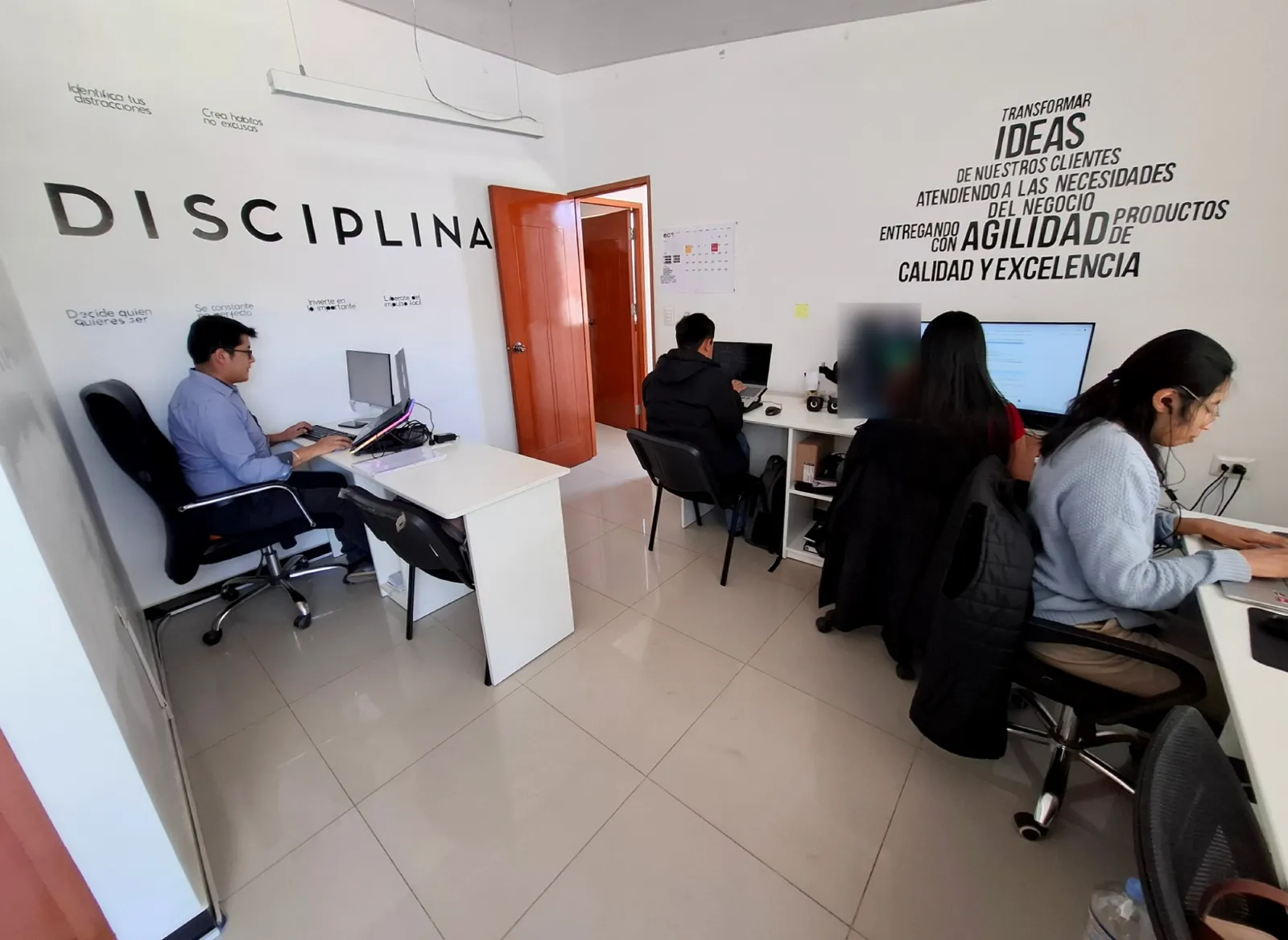 Equipo de Cusco Creativos en su oficina de Cusco, donde desarrollamos el sistema de boletos a Machu Picchu