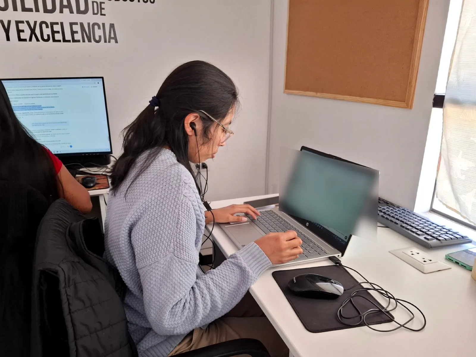 Especialista de Cusco Creativos trabajando en su laptop en la oficina de Cusco