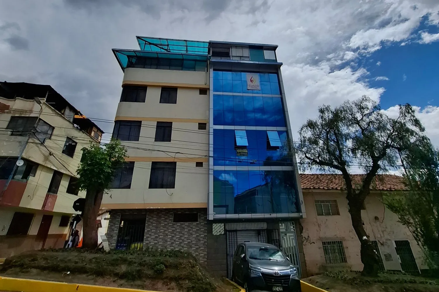 Fachada de la oficina de Cusco Creativos en Clorinda Matto de Turner D-21, Cusco, frente a la emergencia del Hospital Antonio Lorena