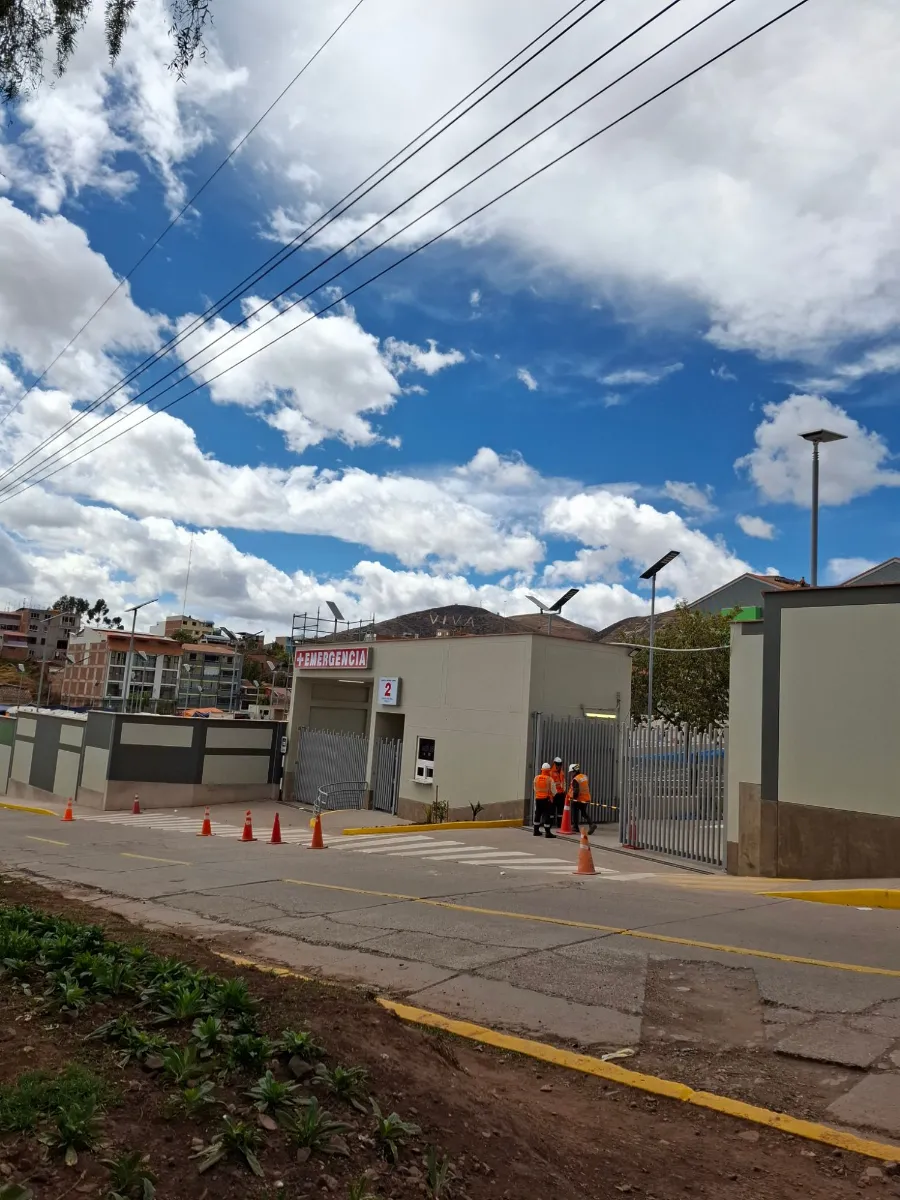 Puerta de emergencia del Hospital Antonio Lorena, frente a la oficina de Cusco Creativos