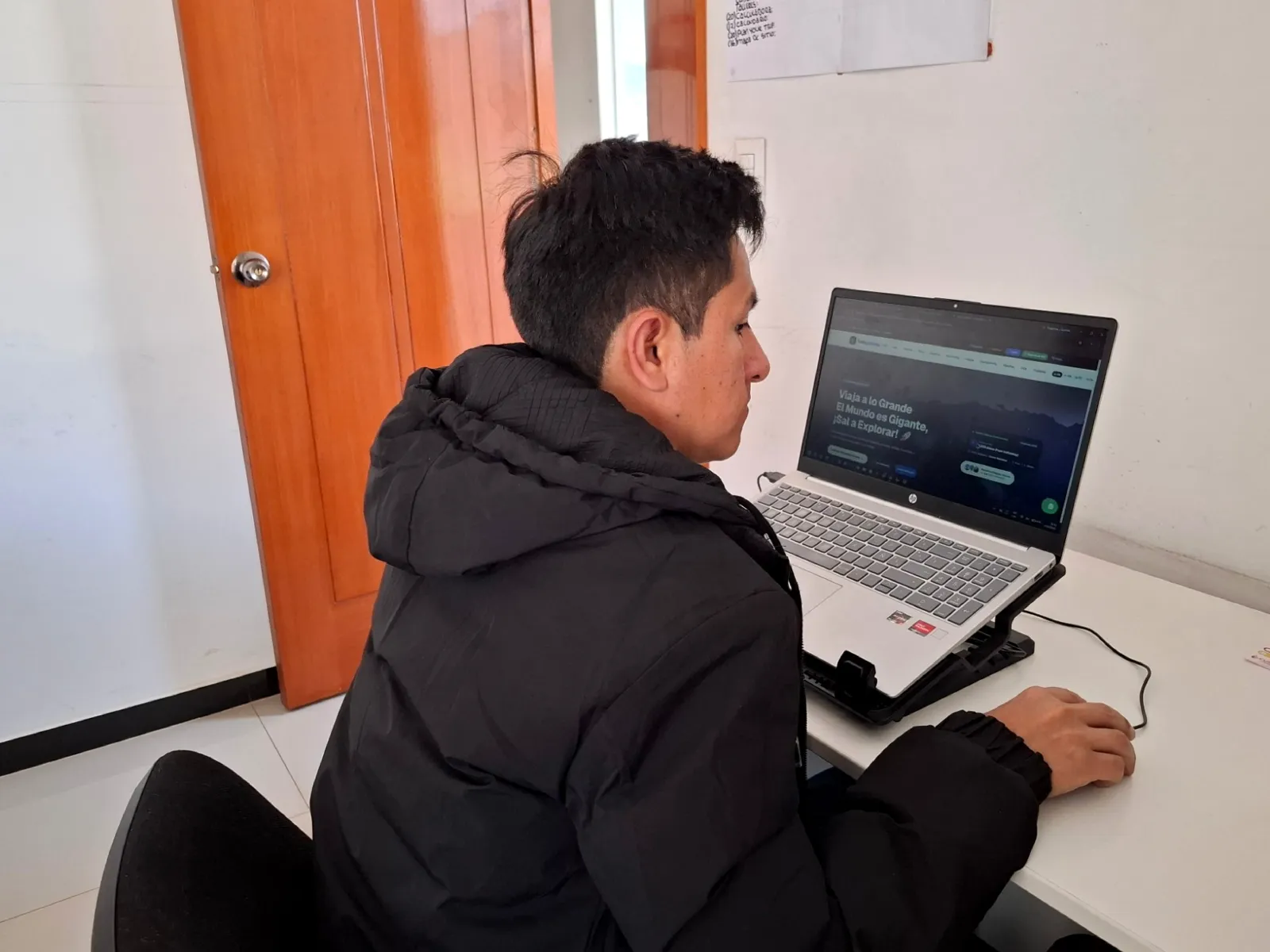 Especialista de Cusco Creativos revisando la página web de un cliente en la oficina de Cusco