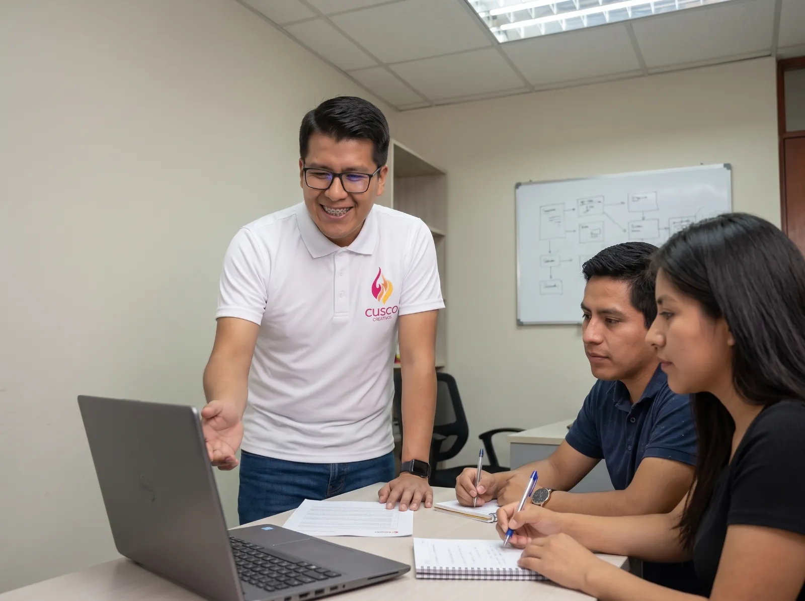 Consultor de Cusco Creativos explicando una estrategia de marketing a una pareja de emprendedores