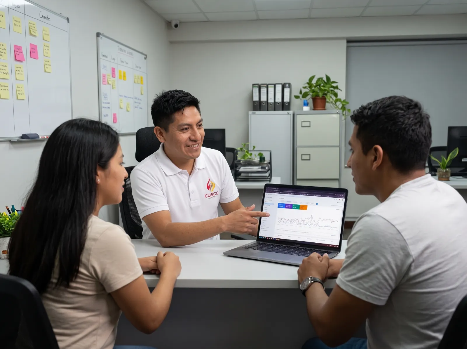 Auditoría de marketing digital y SEO: revisión de métricas en la laptop junto a los clientes