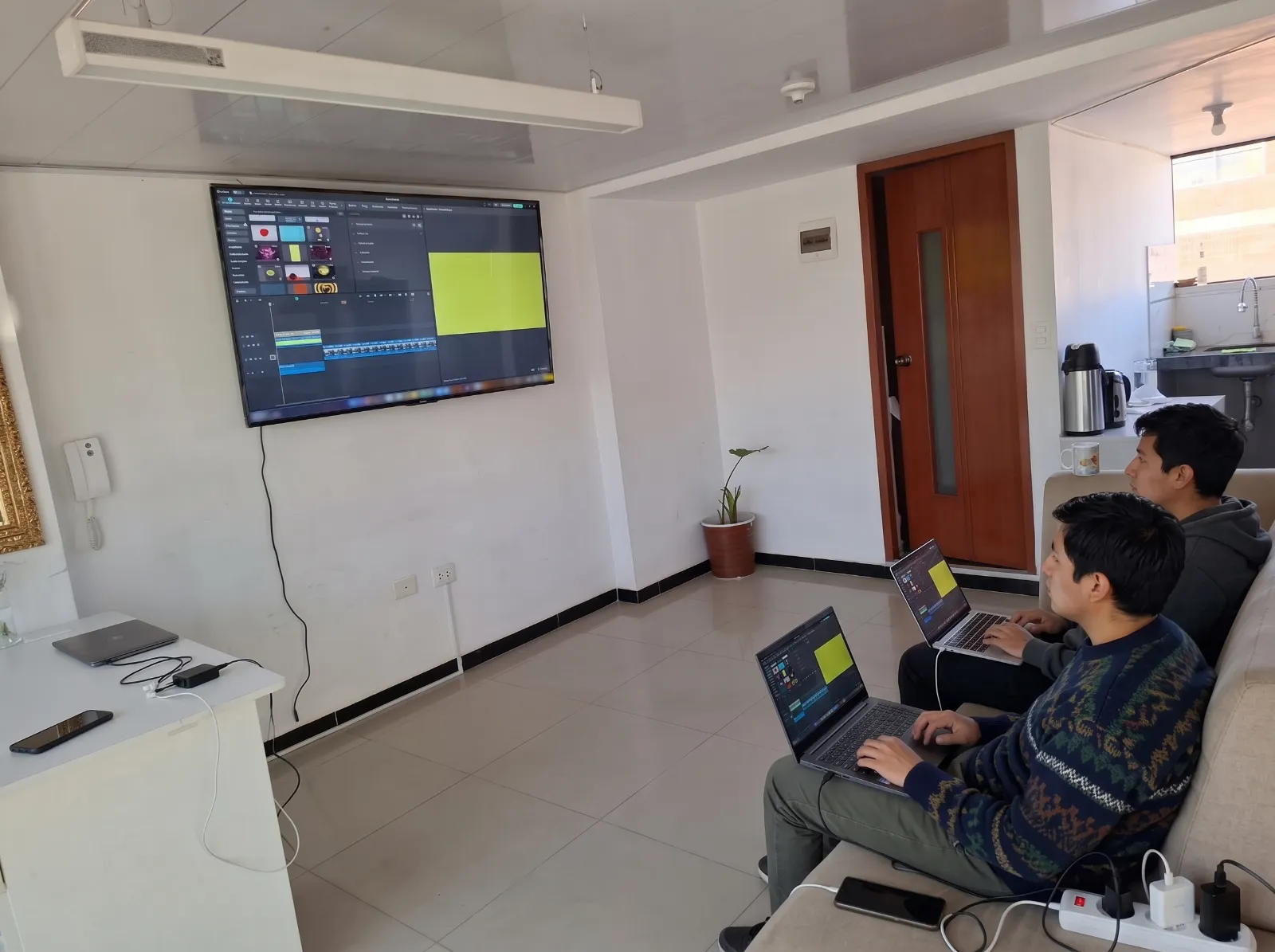 Alumnos editando videos en CapCut durante el curso práctico de edición