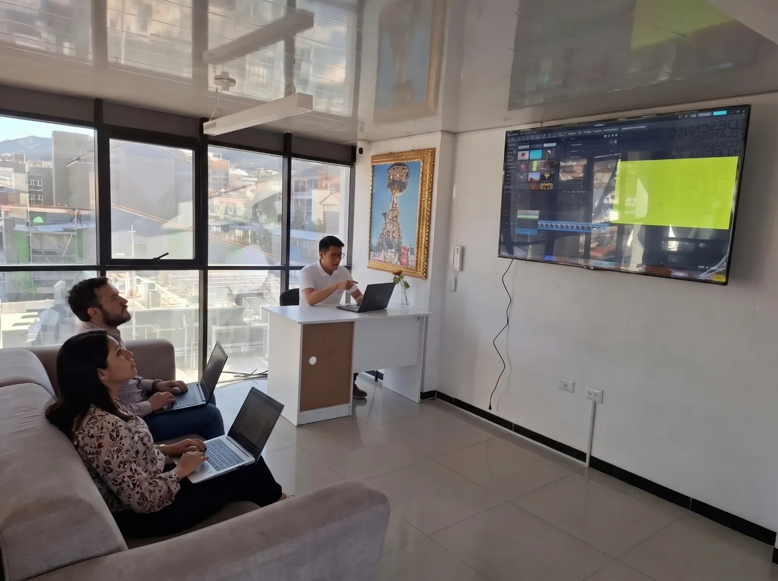 Clase del curso de edición de video con CapCut e IA en la sala de Cusco Creativos