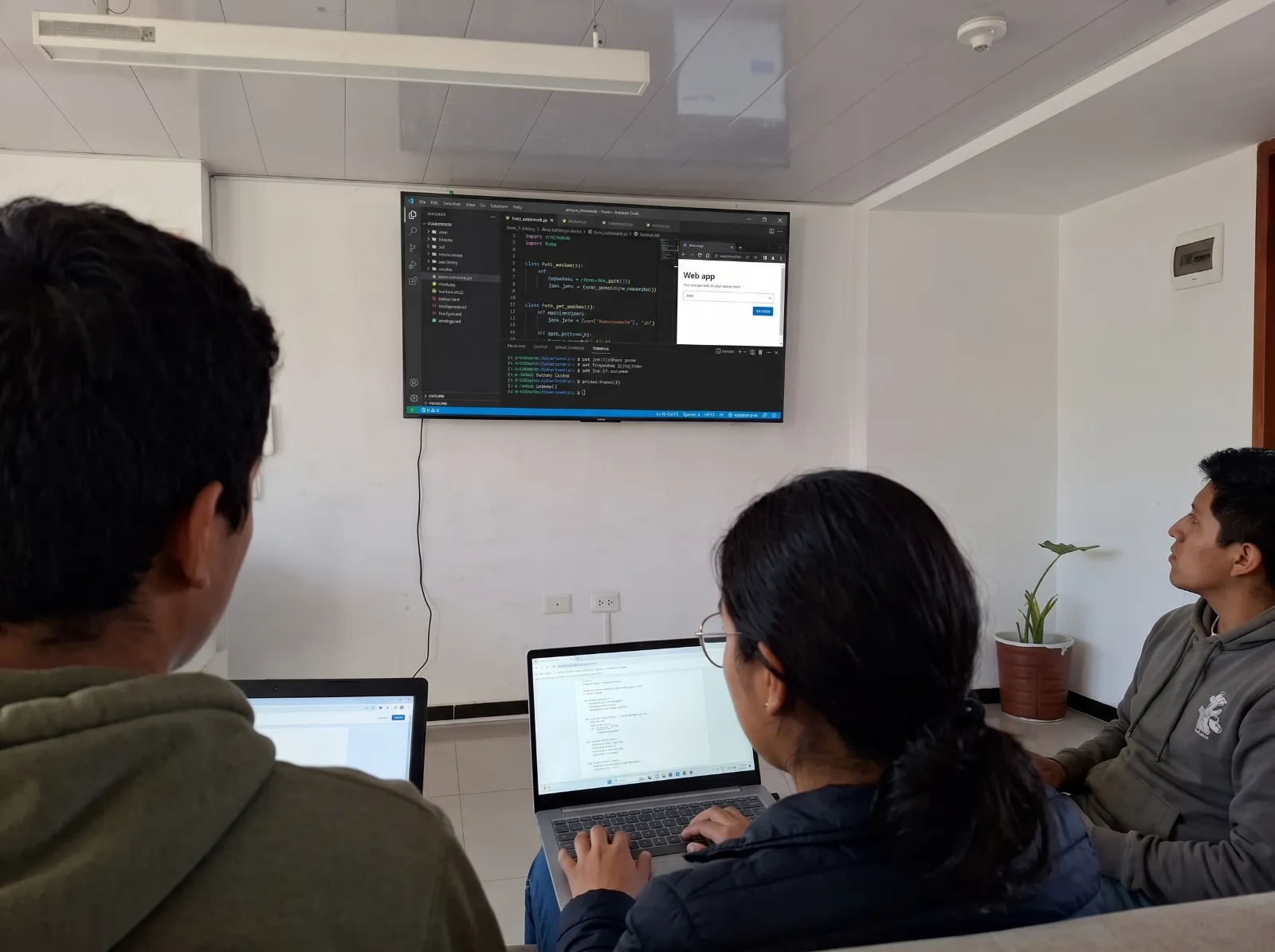 Alumnos del curso de diseño web con IA practicando en sus laptops en Cusco