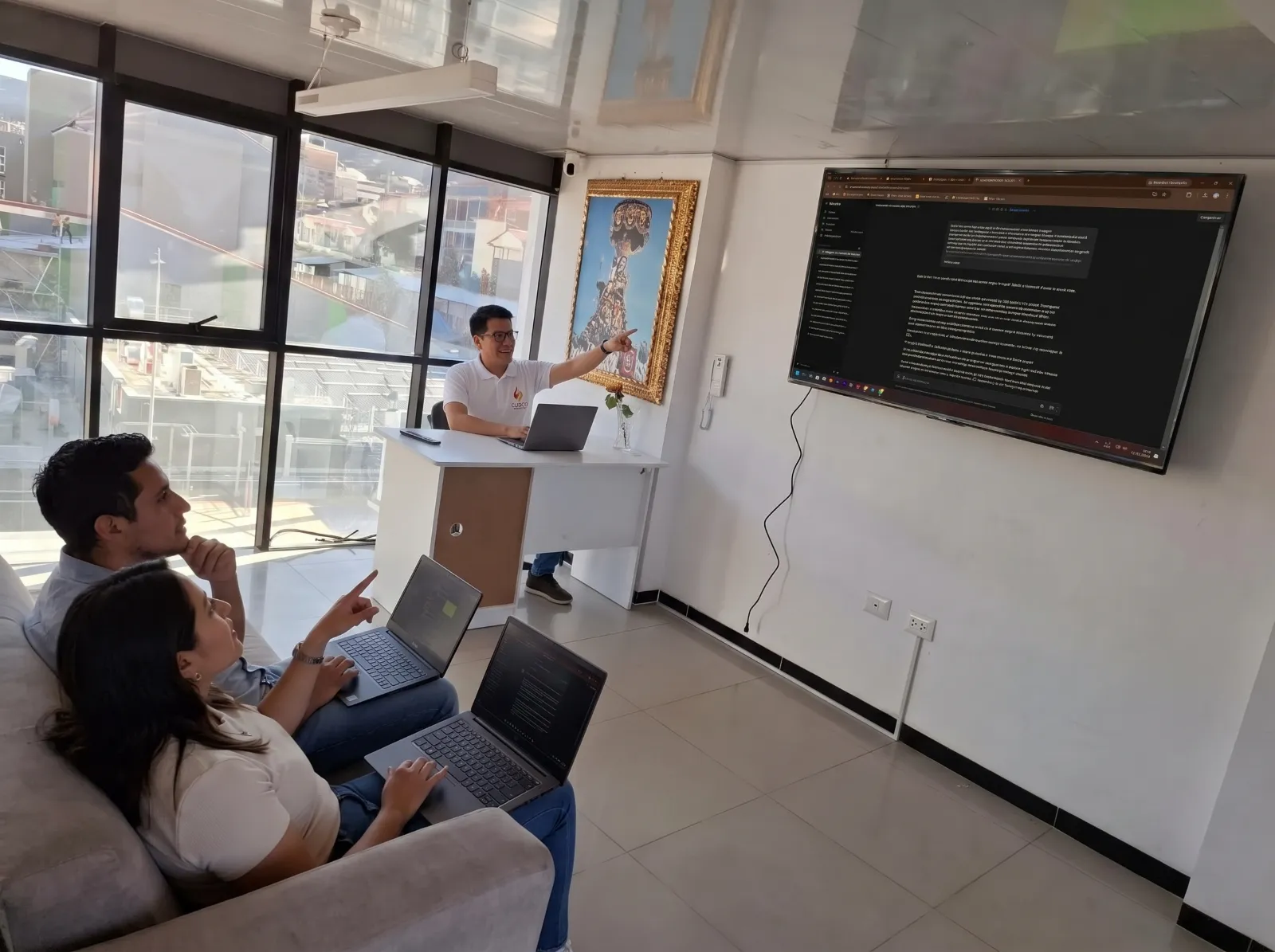 Clase del curso de inteligencia artificial para negocios en la sala de capacitación de Cusco Creativos