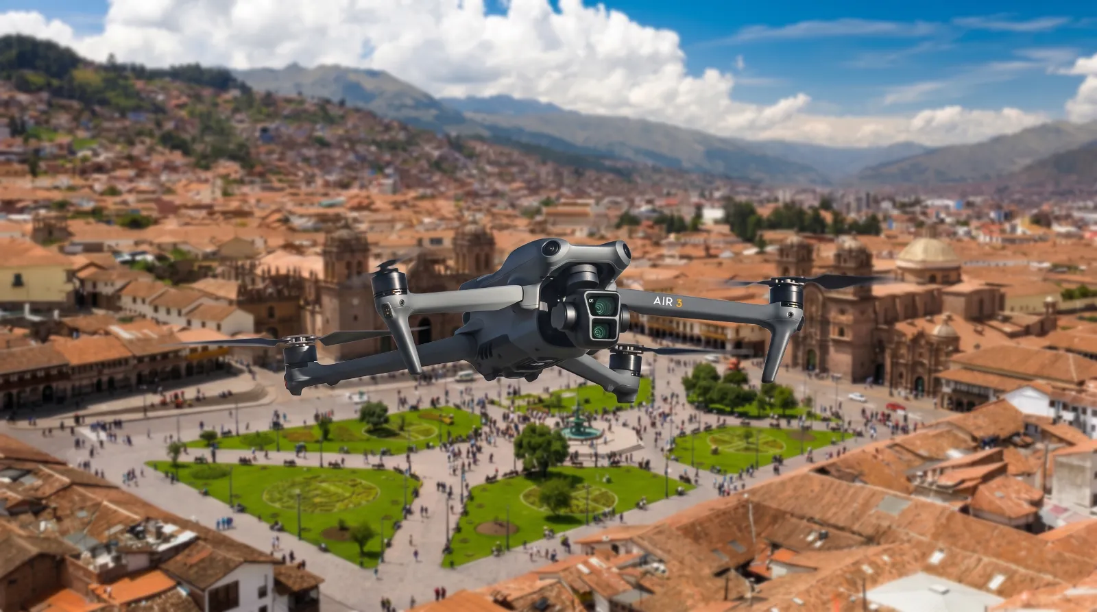 Drone profesional sobrevolando la Plaza de Armas con la Catedral de Cusco de fondo