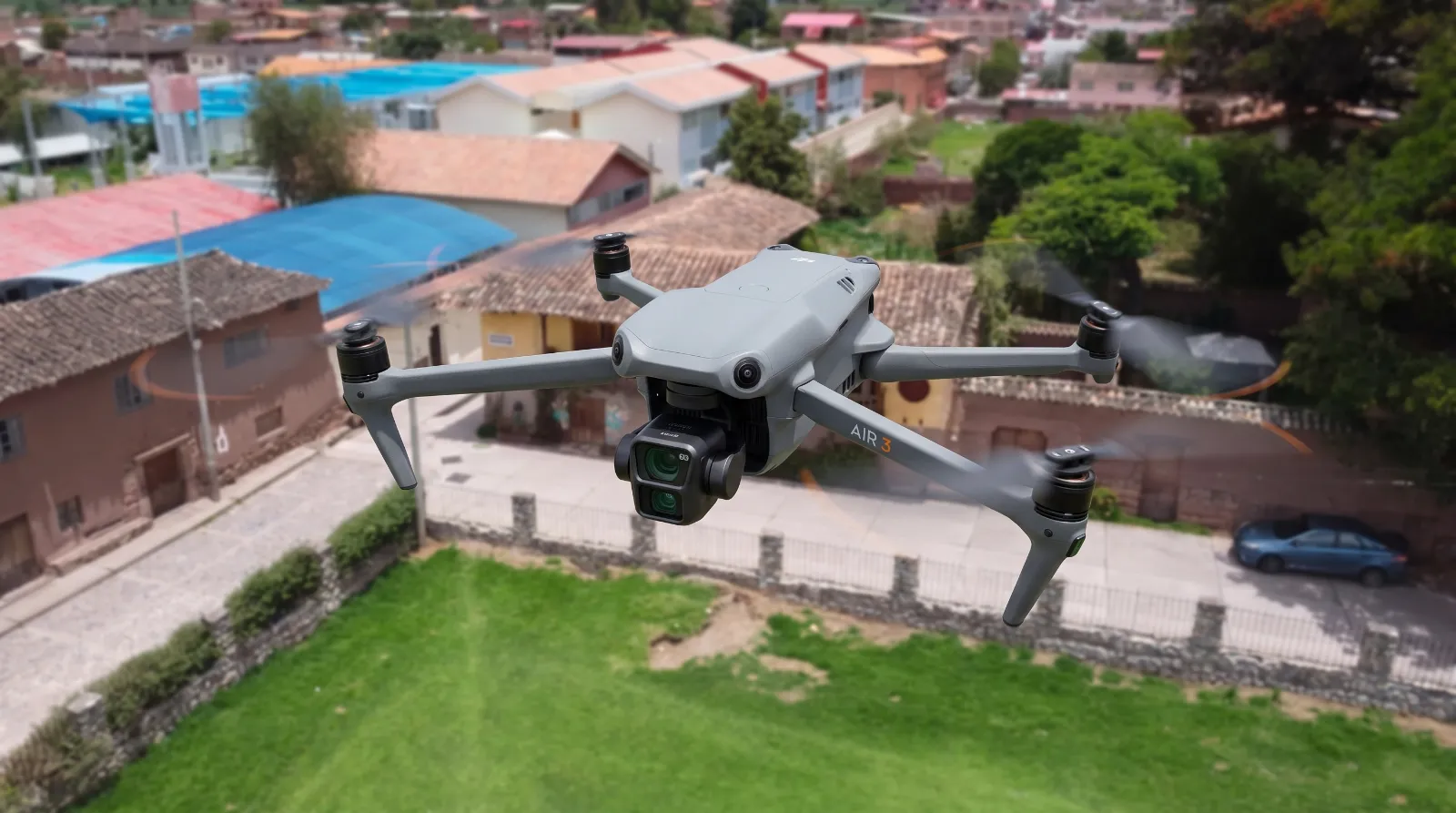 Filmación aérea con drone de un inmueble con jardín en Cusco