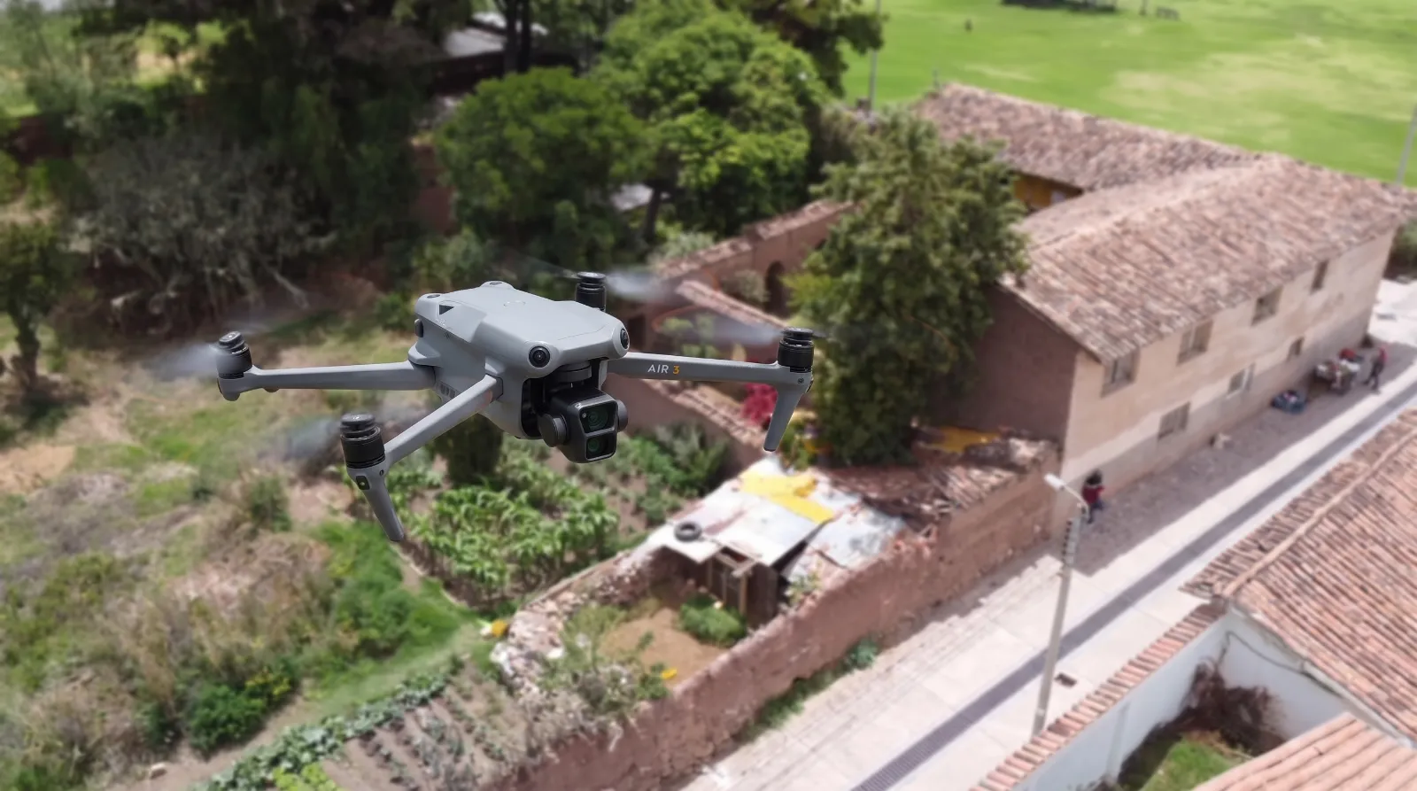 Drone grabando una toma aérea de una casa de campo en Cusco