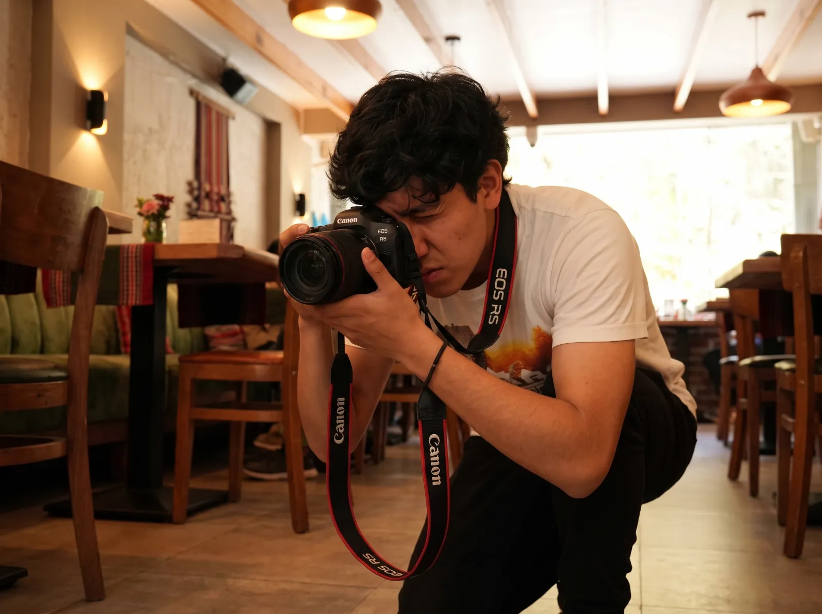 Fotógrafo profesional de Cusco Creativos en una sesión fotográfica para un restaurante de Cusco