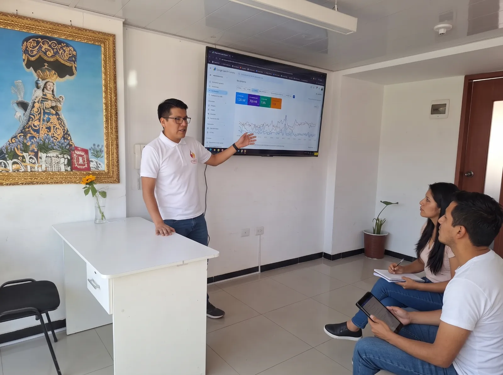 Paul Pumalloclla, SEO Manager de Cusco Creativos, presentando métricas de posicionamiento web a dos clientes