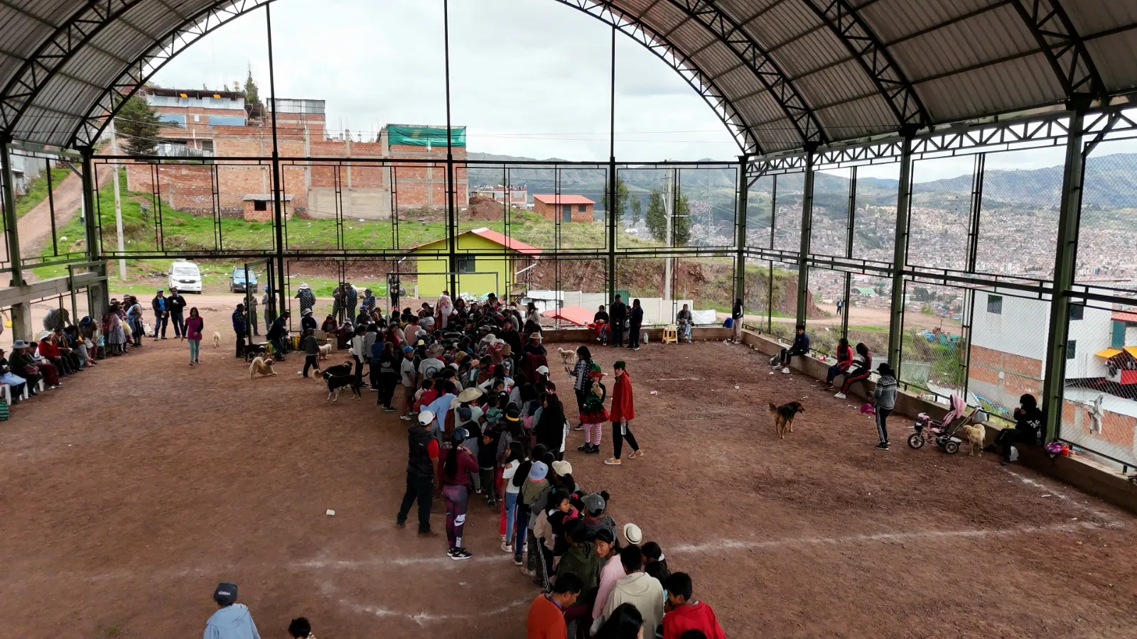 Vista general de la losa deportiva llena de niños y familias en la Navidad 2023 de Cusco Creativos
