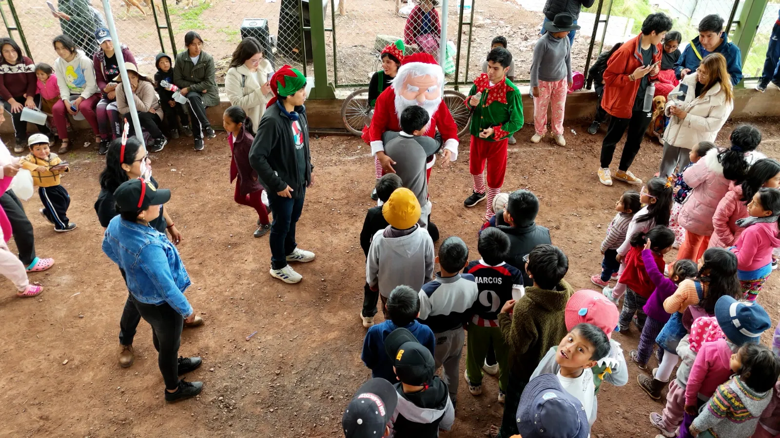 Papá Noel y su duende con decenas de niños en la losa deportiva del distrito de Santiago, Cusco, en la Navidad 2023 de Cusco Creativos