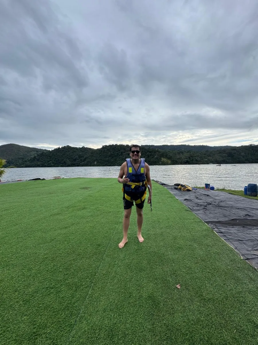 Paul Pumalloclla con chaleco salvavidas en la Laguna Azul de Tarapoto