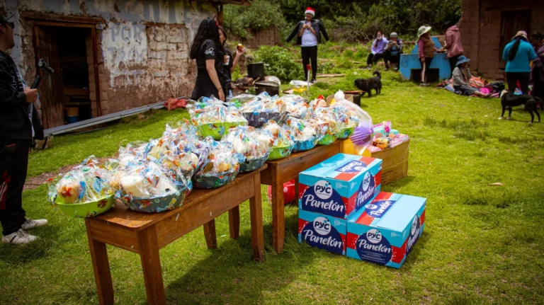 Mesas con canastas de regalo y cajas de panetón preparadas para la actividad social de Cusco Creativos en 2021