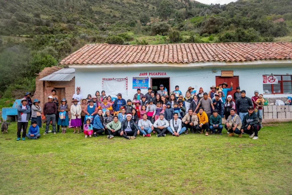 Equipo de Cusco Creativos junto a familias de la comunidad durante la actividad social de 2021