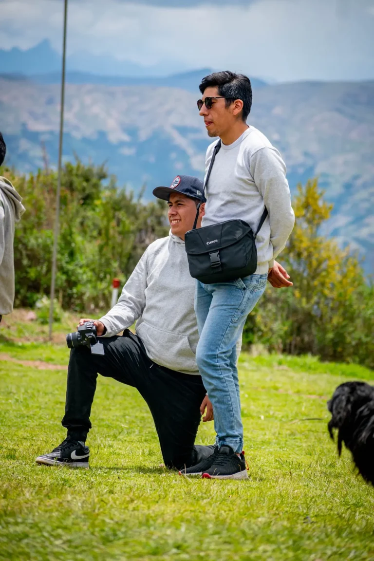 Dos integrantes de Cusco Creativos, uno con cámara fotográfica, durante la actividad social
