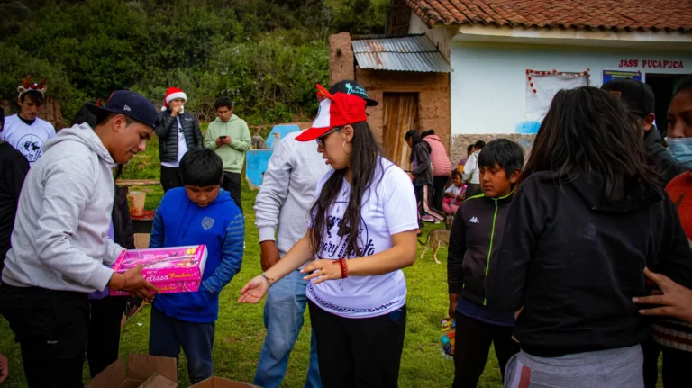 Integrantes de Cusco Creativos entregan juguetes a niños de la comunidad