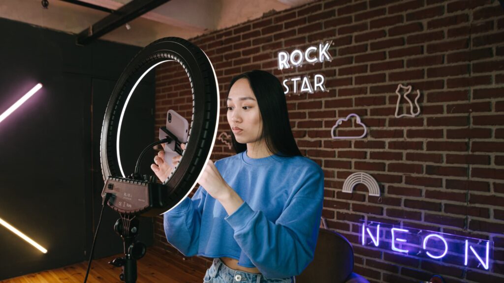 Influencer grabando contenido con un aro de luz para una campaña de marketing de influencers