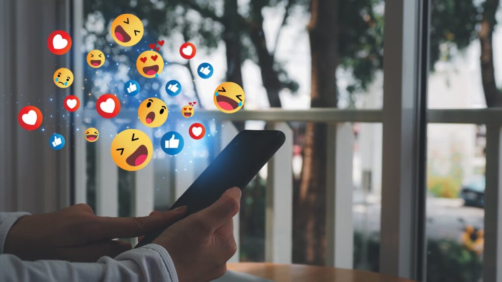 Persona interactuando con publicaciones en redes sociales desde su celular
