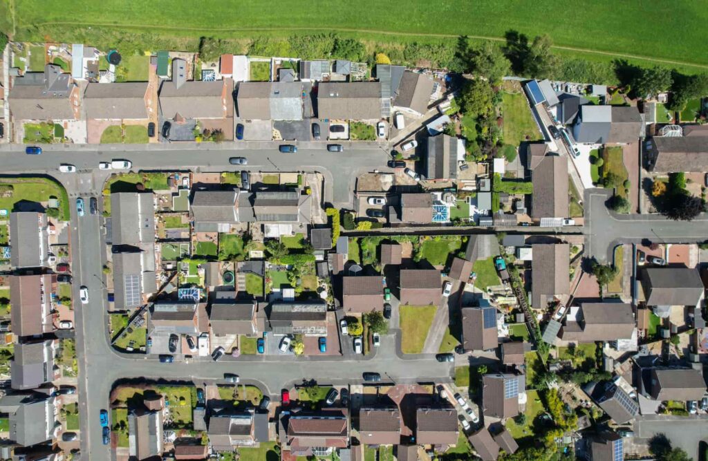 Toma aérea de un vecindario urbano, realizado con drone.
