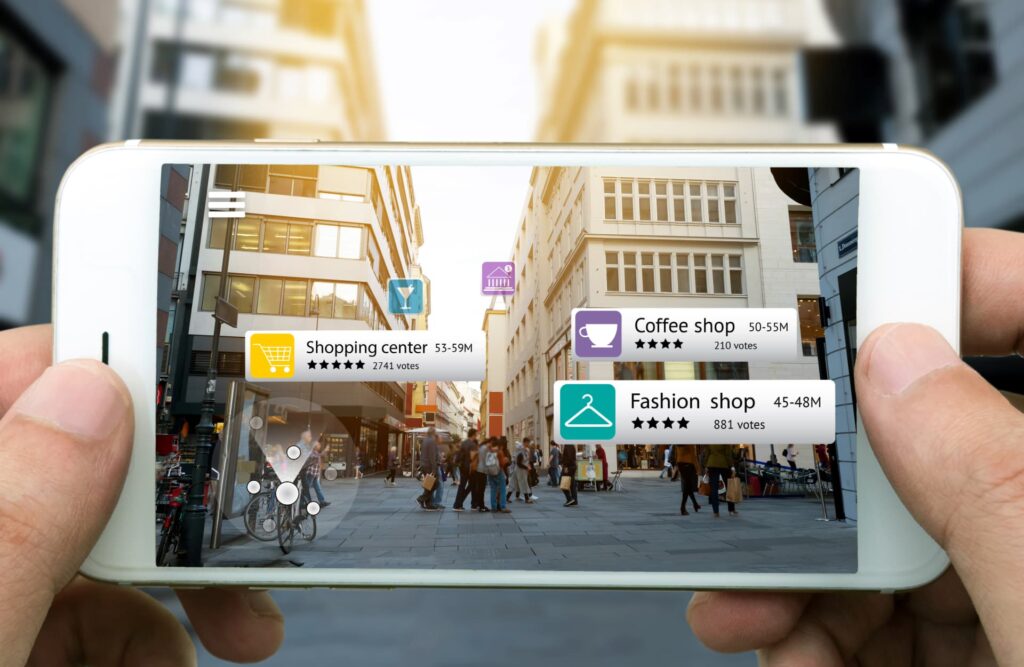 La realidad aumentada permite proyectar elementos virtuales sobre la imagen que se aprecia a través de celulares o tablets.
