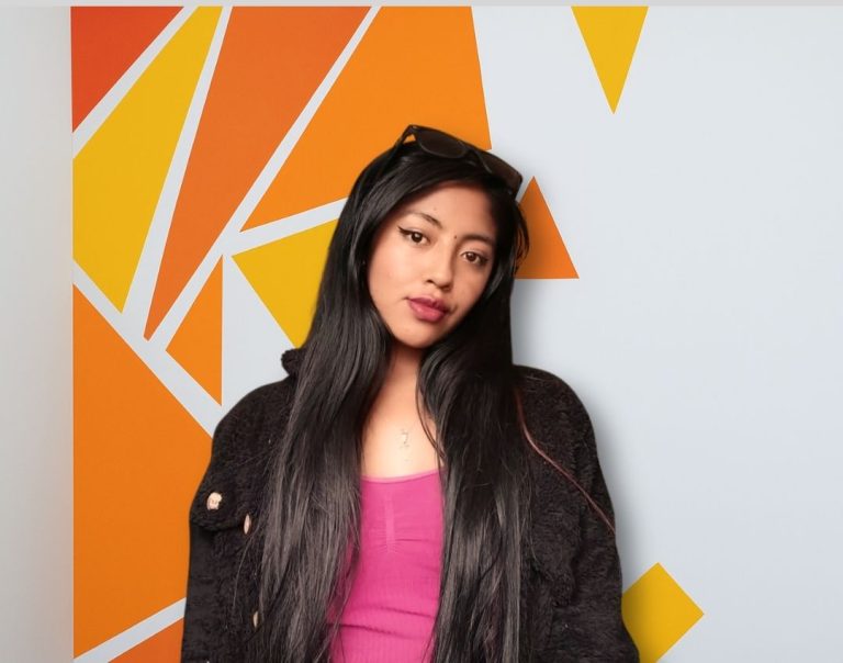 Katy, del equipo de Cusco Creativos, frente al mural de nuestra marca