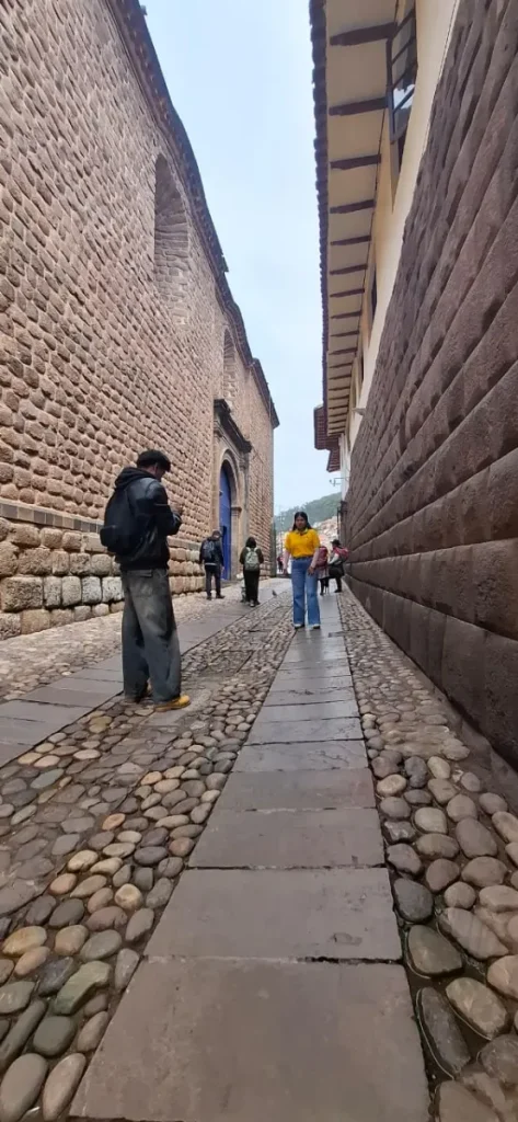Fotógrafo trabajando en una calle de muros incas del centro histórico de Cusco