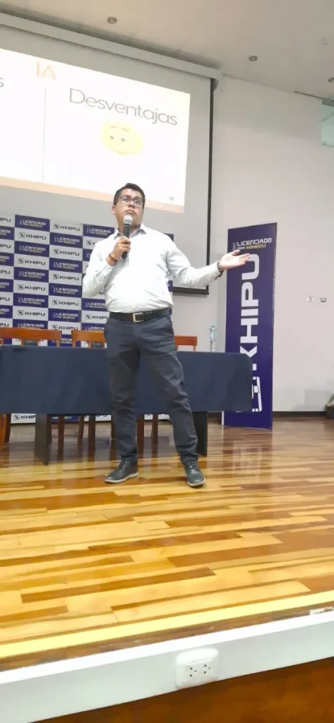 Paul Pumalloclla explica la diapositiva «Desventajas» de la inteligencia artificial en su charla sobre IA aplicada al marketing